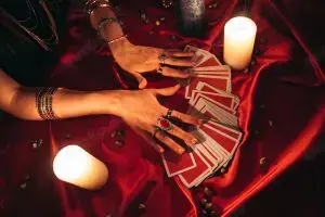 Entdecken Sie die Zukunft mit Linda Tarot-Expertin Kartenlegerin