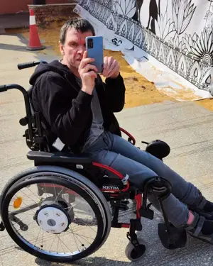 Rollifahrer sucht Hilfe und Spaß