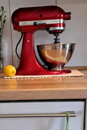 KitchenAid in rot mit Zubehör 