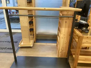 Gardarroben-Kleiderständer aus Stahl und massiven Zirbenholz