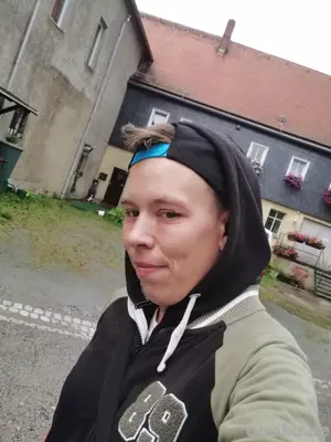 Gebe Handjob im Auto 