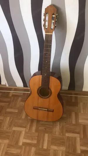 Gitarre gebraucht, sehr gut erhalten.
