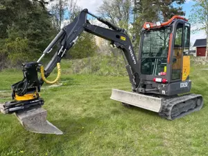 Volvo ECR25D Tiltrotator und 8 Anbaugeräte