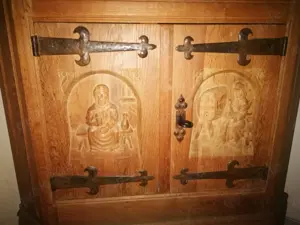 Antiker Eicheneckschrank