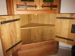 Antiker Eicheneckschrank Bild 3