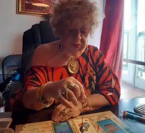 Fabienne Hellseherin Kartenlegen Medium 