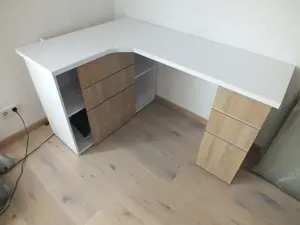 Verschenke sehr gut erhaltenen Eckschreibtisch