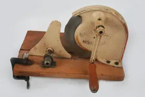 Brotschneidemaschine manuell Holzkurbel Zassenhaus Schwelm m. Holzbrett sehr alt 30er 