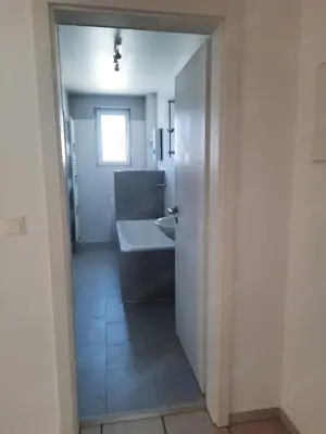 3 Zimmer Wohnung frisch renoviert mit Parkettböden . Kaltmiete 570,00  Nebenkosten 140,00  