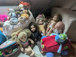 Div. Puppen und Rudi Rentier mit Decke im Bauch