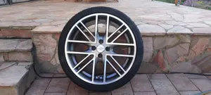 Autofelgen mit Reifen 