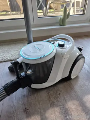 Bosch serie 6 BGC 41 XHYG Bodenstaubsauge Beutellos-weibe mit zubehör : neue zustand