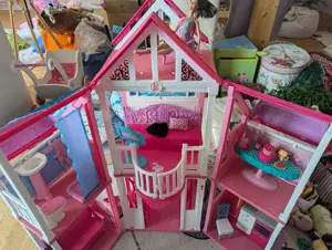 Barbie-Puppenhaus mit Möbeln, Geschirr Geburtstag, Kutsche mit Pferd und Puppen