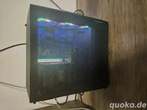 gaming pc mit Tastatur und Maus  mouspad 