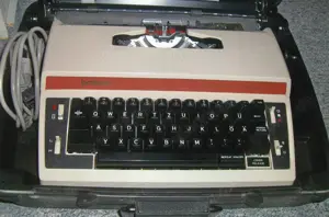 Brother Reise - Schreibmaschine 5513 elektrisch mit Hartschalenkoffer