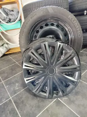 4 Stück OPEL MOKKA Winterreifen auf Stahlfelgen mit schwarzen Radkappen. Reifenbezeichnung: KUMHO 21