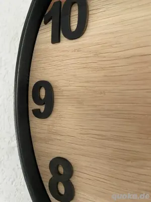 Handgefertigte Wanduhr aus Eichenholz (Schwarte) mit Stahlring in verschiedenen Größen. Jede Uhr ein