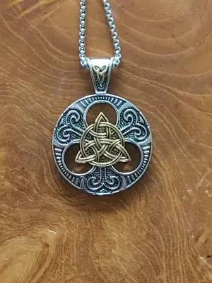Mittelalter Halskette mit einem keltischen Knoten in Bicolor