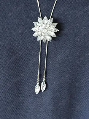 Extra lange Halskette (verstellbar) mit großer Blüte