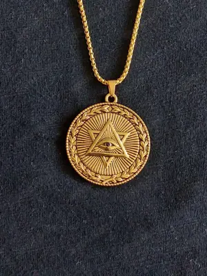 Coole Illuminati Halskette aus Edelstahl, goldglänzend