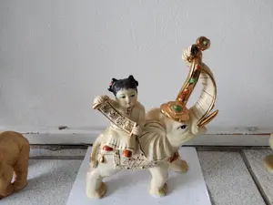 Gebrauchter weißer Porzellan Elefant