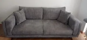 Schöne neuwertige Dreisitzercouch abzugeben 