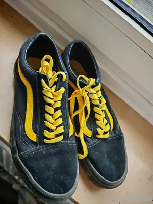Schwarz gelbe Vans 