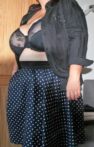 Brave Hausfrau verkauft erotische Bilder