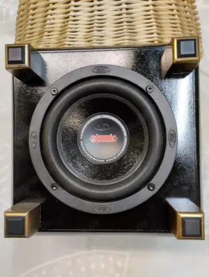 Aktiv-Subwoofer auf Füßen Baßreflex