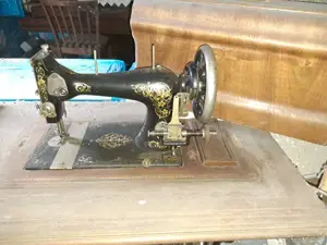 Irre Antiquität abzugeben - tolle DECKER-Nähmaschine