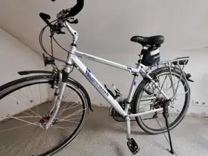 Stabiles, silbernes Framework-Fahrrad mit Satteltasche günstigst abzugeben an Selbstabholer im Juni