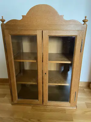 Kleine Glasvitrine aus Eiche. Antik.