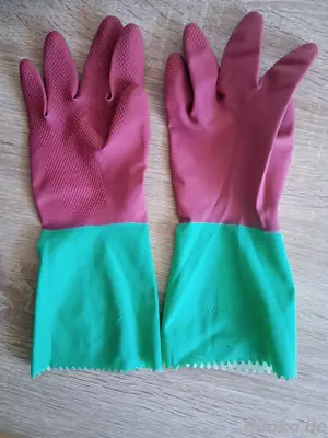 Haushaltshandschuhe getragen