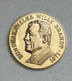 Willy Brand Medaille 900 Gold gestempelt 