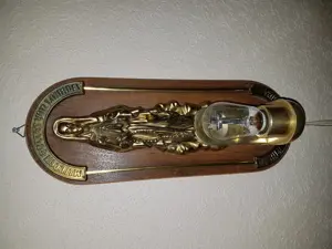 Starkes Wandbildnis: Madonna von Lourdes beleuchtet mit Kreuz