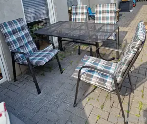 Tisch, 4 Stühle und 4 Auflagen