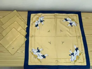 5 neuwertige Oster-Tischdecken plus 4 Servietten gratis dazu