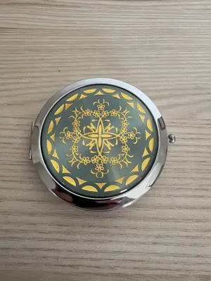 Exklusiver neuwertiger Taschenspiegel für Unterwegs