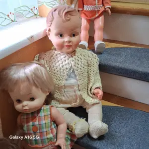 Alte Puppen zur Deko