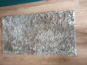 rechteckiger einfarbiger Flusenteppich