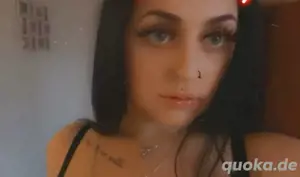 Süßes kurviges Girl zeigt sich 