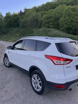 Ford Kuga 2.0 TDCi 2x4 Titanium Bild 3