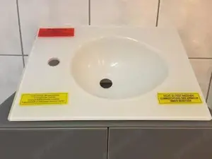 MODERNE Glaswaschtisch für Gäste WC