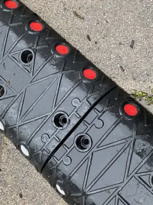 2 Bodenschwellen mit Reflektionspunkten  Bild 5