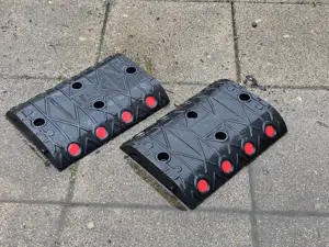 2 Bodenschwellen mit Reflektionspunkten  Bild 7