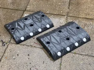 2 Bodenschwellen mit Reflektionspunkten  Bild 6