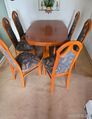 Esszimmertisch, oval, 1,30 x 0,95m, mit 6 Stühlen an; der Tisch hat zwei Einlegeplatten mit je 0,45 
