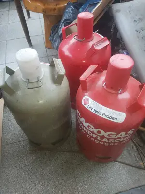 11 kg campingasflaschen leer 2 Rot und 1 x Grau fast leer
