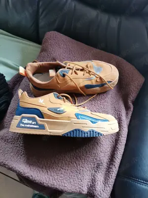 Sneakers neuwertig 1mal getragen gr. 43 abzugeben 