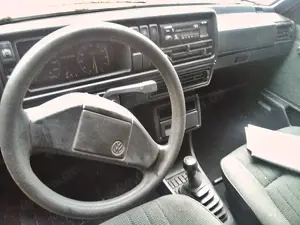 Volkswagen Golf II 1.3l / 5 trg/ wenig km/ Oldtimer/ z.herrichten Bild 4